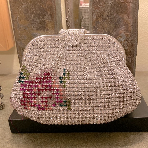 Rhinestone Encrusted Evening Clutch with Hidden Shoulder Chain - Picture 4 of 16